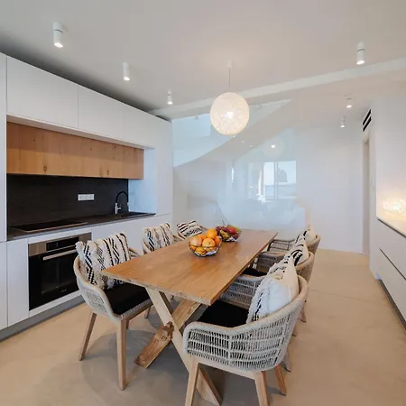 Holiday home Hills - Luxury With Private Pool, Garden & Seaview