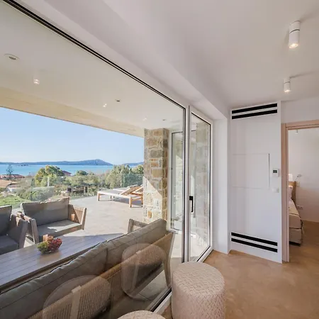 Hills - Luxury With Private Pool, Garden & Seaview Holiday home