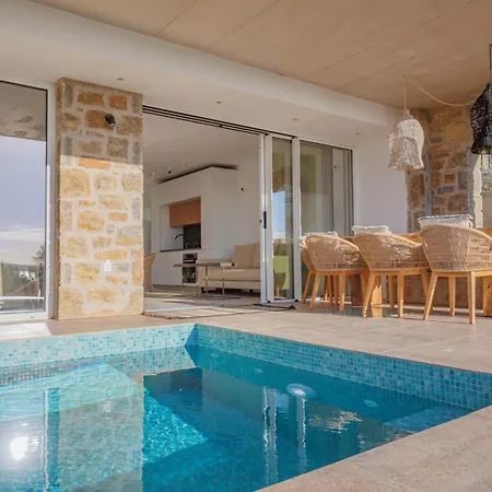 Hills - Luxury With Private Pool, Garden & Seaview Holiday home *