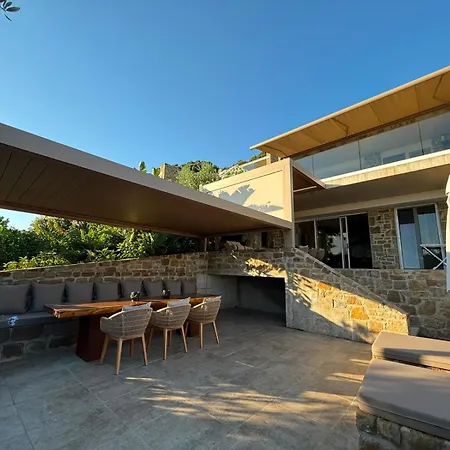 Gialova Hills - Luxury Villa With Private Pool, Sauna, Garden & Seaview Ferienhaus