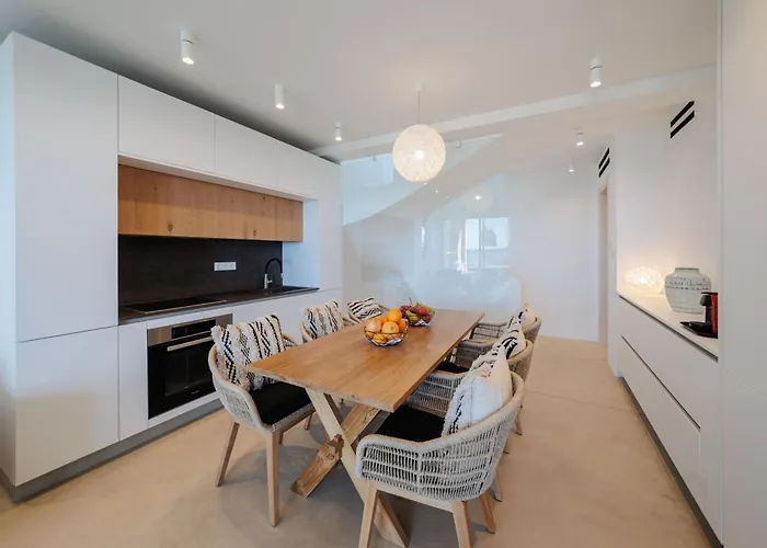 Vakantiehuis Hills - Luxury With Private Pool, Garden & Seaview