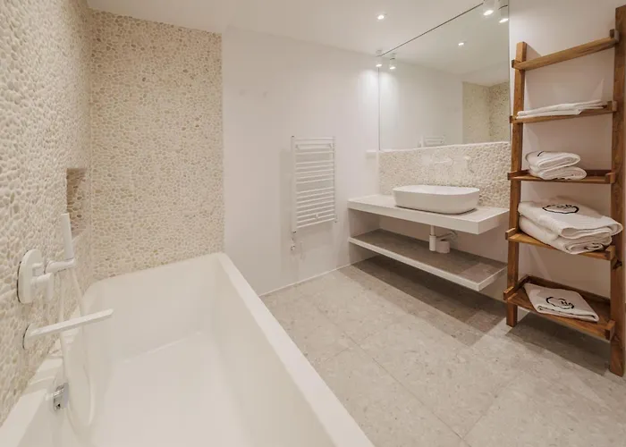 Hills - Luxury With Private Pool, Garden & Seaview *